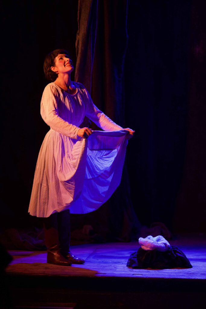 Elisabeth Taraba spielt eine poetische Szene aus dem Theaterstück "Sterntaler" (Märchenhütten)