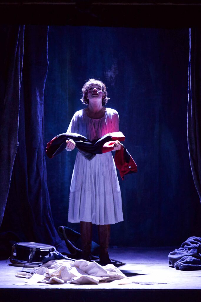 Elisabeth Taraba spielt eine dramatische Szene aus dem Theaterstück "Sterntaler" (Märchenhütten) mit einem Soldatenrock